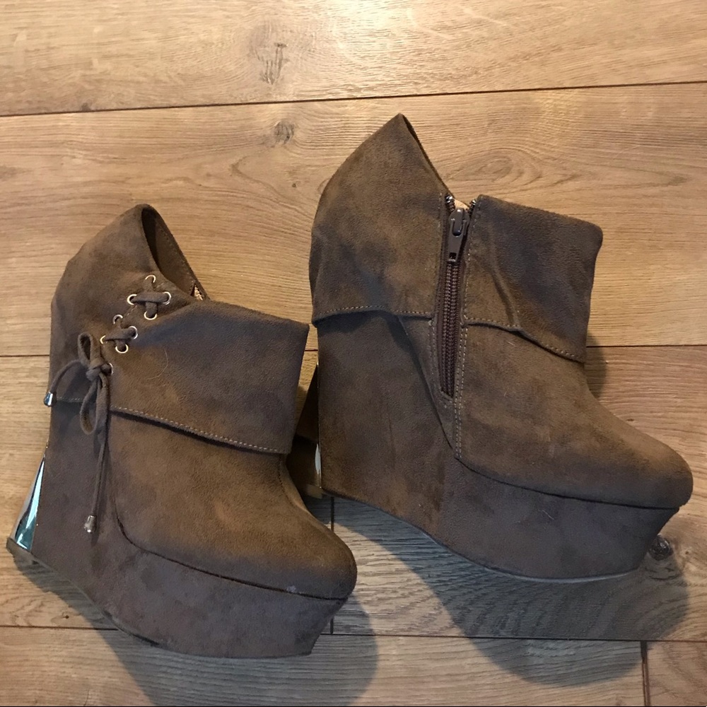 Super cute tan wedges with gold accents!